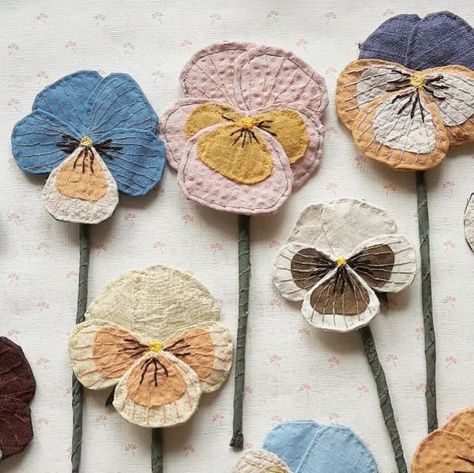 Cat Sewing, Making Flowers, Handmade Flowers Fabric, Fabric Flowers Diy, Textile Crafts, Small Sewing Projects, March 5, Embroidery Fashion, Handmade Felt