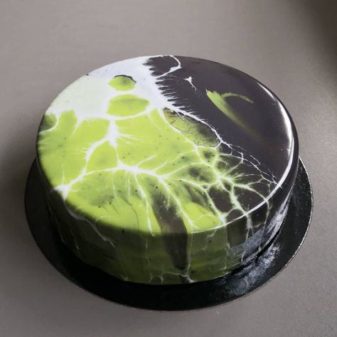 Matcha Mousse, Glaze Cake, Patisserie Design, Glaze For Cake, Matcha Cake, Mirror Glaze Cake, Mirror Cake, Creative Food Art, Green Mirror