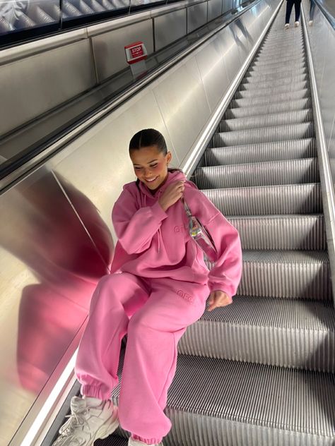 Cute Tracksuit Outfit, Pink Tracksuit Outfit, Pink Streetwear Outfit, Pink Street Wear, Pink Joggers Outfit, Pink Sweatshirt Outfit, Sweatsuit Outfits, Pink Tracksuit, Pink Streetwear