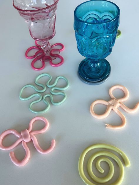 DIY Coasters Using Polymer Clay Cute Diy Coasters, Homemade Coasters Clay, How To Make A Coaster, Fimo Coasters, Clay Coasters Diy, Homemade Coaster, Diy Clay Coasters, Polymer Clay Coasters, Polymer Clay Ideas For Beginners