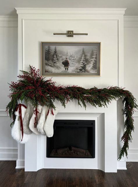 Building A Mantle, Traditional Fireplace Mantle, Christmas Fireplace Mantels, Glamorous Christmas, Christmas Fireplace Decor, Alternative Christmas Tree, Christmas Decor Inspiration, Classy Christmas, Christmas Mantel Decorations