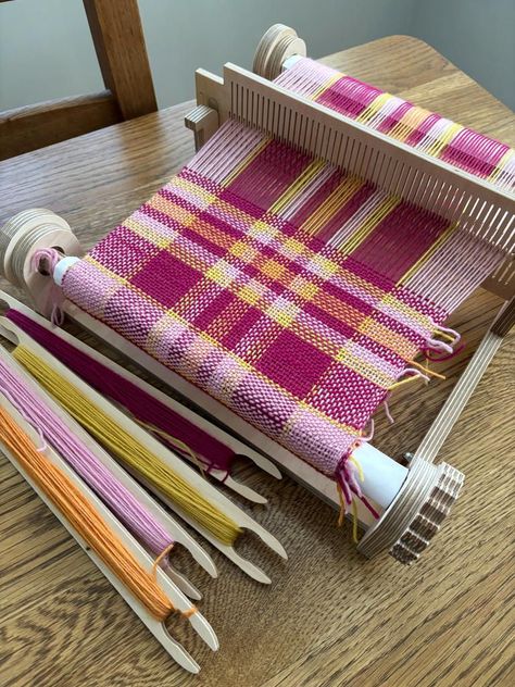 Crochet Shell Blanket, Frame Loom Weaving, Weaving Patterns Loom, Rigid Heddle Weaving Patterns, Weaving Scarfs, Weaving Book, Rigid Heddle Loom, Loom Craft, Weaving Loom Projects