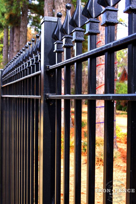 Iron Fence Design, Door Fence, Cast Iron Gates, Cast Iron Fence, House Garden Landscape, Estate Gates, Wrought Iron Fence, Aluminum Fencing, Garden Wall Designs