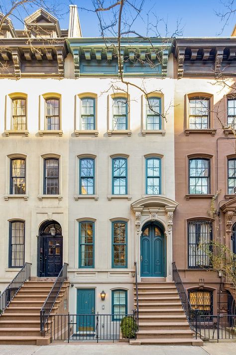 Apartment Buildings New York, Breakfast At Tiffany's Apartment, New York Style House, New York Apartment Exterior, Brownstone Exterior, Townhouse New York, Brownstone Townhouse, Apartment Exterior Design, Brownstone Apartment