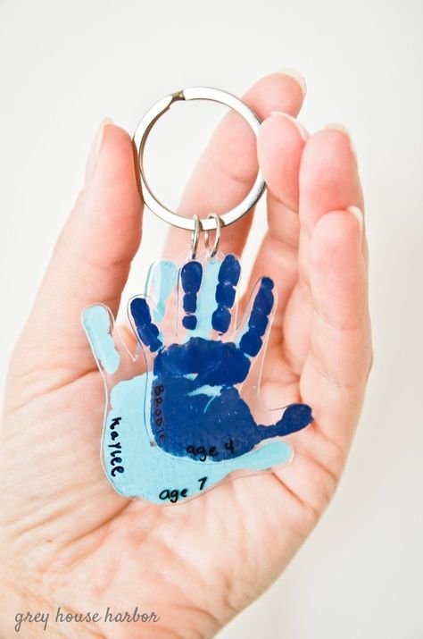 This shrinky dink handprint keychain is the perfect homemade father's day gift for Dad, and your kids will love making it too! Handprint Keychain, Harry Styles Imagine, Homemade Fathers Day Gifts, Heart Projects, Diy Father's Day Gifts, Diy Holiday Gifts, Footprint Art, Decorations Table, Father's Day Diy