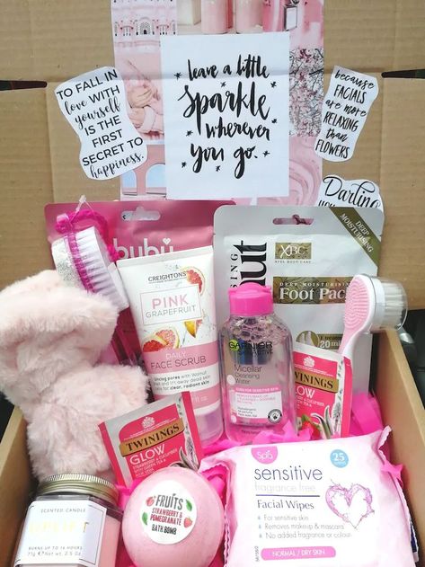 Creative Valentines Gifts, Pink Gift Basket, Girl Gift Baskets, Gift Baskets For Women, Birthday Hampers, Cute Gifts For Friends, Diy Birthday Gifts For Friends, Gift Boxes For Women, Creative Birthday Gifts