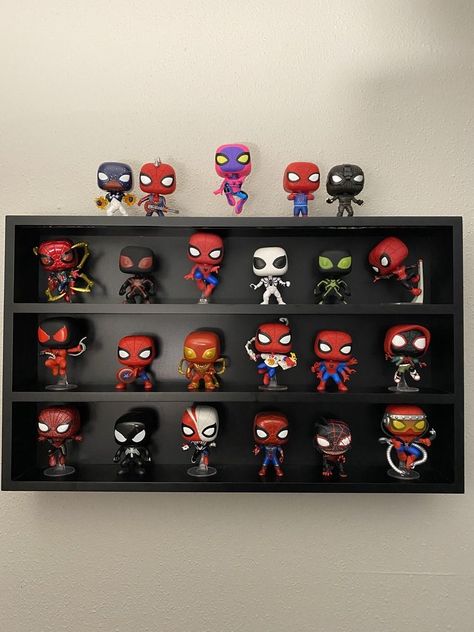 Spiderman Funko Pop Collection, Spider Man Collection, Marvel Funko Pop Display, Room Ideas Spiderman, Spiderman Things To Buy, Marvel Funko Pop Collection, Funko Pop Room, Funko Pop Collection Room, Spider Man Funko Pop