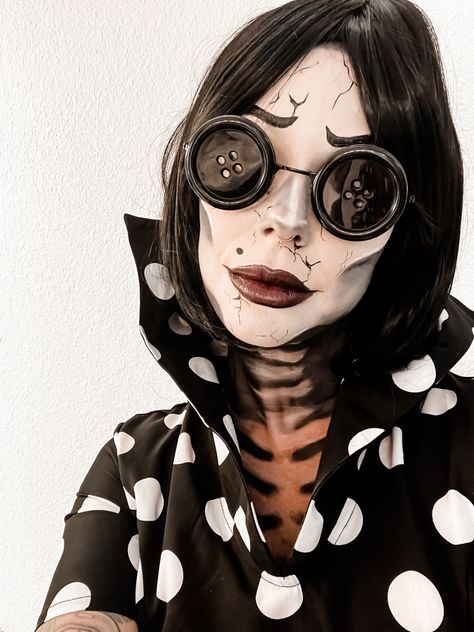 Coraline Evil Mother Costume, Simple Creepy Halloween Costumes, Coraline Mom Makeup, Other Mother Coraline Makeup, The Other Mother Coraline Costume, Coraline Mom Costume, Other Mother Halloween Costume, Other Mother Coraline Costume, Coraline Makeup Looks