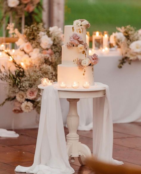 Wedding Cake 200 People, Cake Table Wedding Simple, Simple Wedding Cake Table, Wedding Cake Pedestal, Wedding Cake Setup, Wedding Cake Table Ideas, Cake Table Wedding, Wedding Cake Table Decorations, Wedding Table Setup