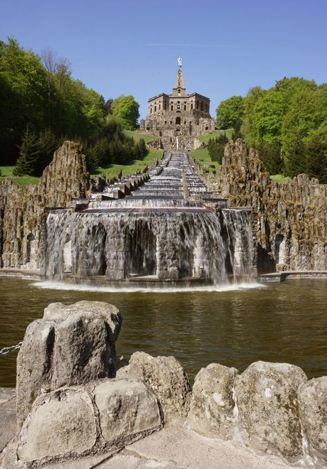 Die Kupferstatte des griechischen Halbgottes Herakles gilt als Wahrzeichen der Stadt Kassel. Germany Travel, Hercules, Tourist Attraction, Travel Dreams, Monument, Vision Board, Germany, Google Search, House Styles