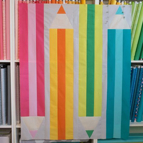 Super fast pencil quilt – Sugaridoo Teacher Quilted Wall Hanging, Pencil Quilt Pattern, Teacher Quilt Ideas, Crayon Quilt Pattern Free, Pencil Quilt, Crayon Quilt, Teacher Quilt, Kid Quilts Patterns, Kid Quilts