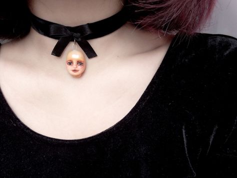 Creepy Accessories, Colar Chocker, Creepy Cute Fashion, Black Angels, Doll Head, Doll Parts, Funky Jewelry, Creepy Cute, Pastel Goth