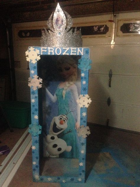 Frozen party photo booth with crown Photo Booths Ideas, Frozen Photo Booth, Booths Ideas, Frozen Birthday Party Decorations, Frozen Photos, Elsa Birthday Party, Ideas Birthday Party, Frozen Bday Party, Disney Frozen Birthday Party