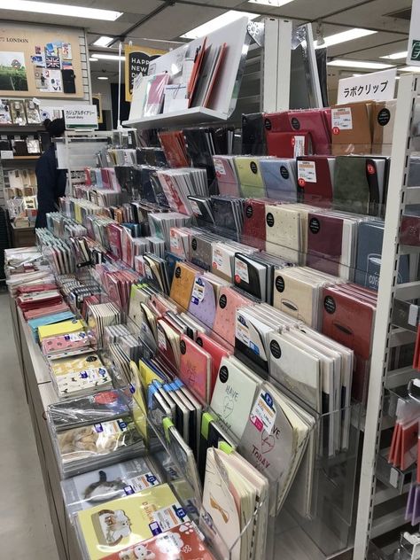 The (AMAZING) Art Stores in Tokyo, Japan - The Happy Ever Crafter Stationery Store Design, Art Stores, Stationary Store, Stationary Organization, School Store, Grunge Pictures, School Supply Store, Bic Pens, Cute School Stationary