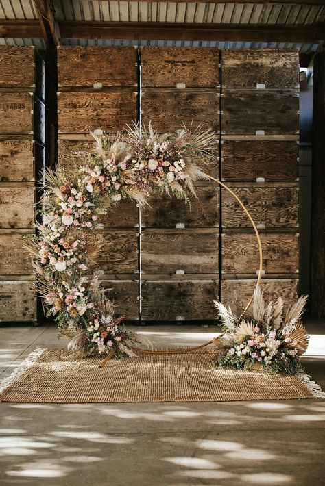 Boho Chic Indian Wedding Ceremony - tonigphoto.com Boho Photo Backdrops, Wedding Additions, Chic Wedding Photos, Ceremony Arches, Bodas Boho Chic, Boho Wedding Backdrop, Wedding Photo Inspo, Photo Corner, Cultural Wedding