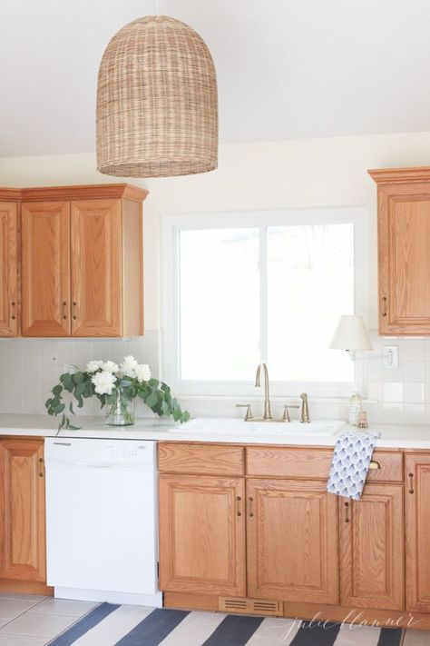 Tips and tricks to update dated oak kitchen cabinets without painting them. Make your oak cabinets feel modern and fresh with these easy diy ideas. #diy #kitchen #update #oakcabinets  #decor #kitchendesign Honey Oak Cabinets, Kabinet Dapur, Oak Kitchen Cabinets, New Kitchen Cabinets, Kitchen Cabinets Makeover, Oak Kitchen, Oak Cabinets, Kitchen Paint, Trendy Kitchen