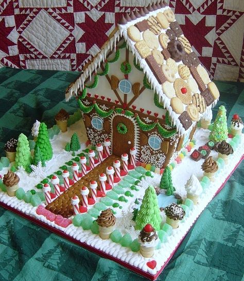 Gingerbread House Ideas, Homemade Gingerbread House, Gingerbread House Candy, Cool Gingerbread Houses, Gingerbread House Recipe, Gingerbread House Parties, Gingerbread House Designs, Gingerbread Party, Gingerbread House Cookies