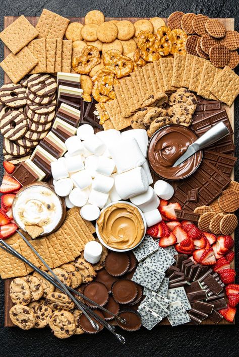 Pretzel Thins, Smores Dessert, Kreative Snacks, Peanut Butter Nutella, Peanut Butter Marshmallow, Nutella Spread, Chocolate Graham Crackers, Charcuterie Inspiration, Snack Board