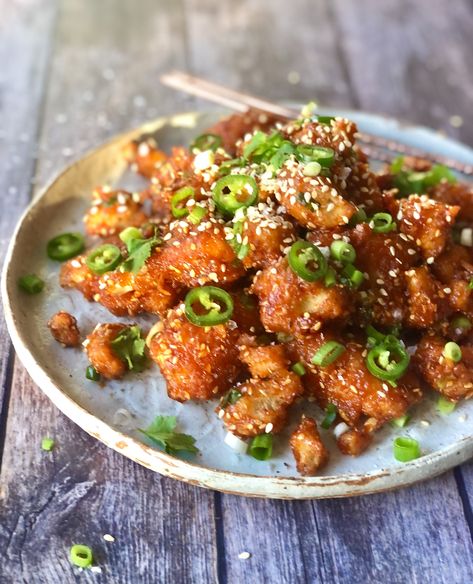 Thai Cauliflower Recipes, Chilli Cauliflower Recipe, Korean Cauliflower Bites, Korean Cauliflower, Sticky Cauliflower, Korean Appetizers, Savoury Meals, Spicy Cauliflower, Spicy Korean