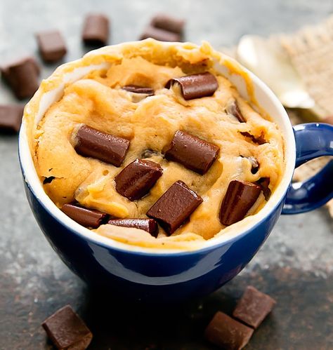 Creamy, fluffy, eggless peanut butter cake mixed with melty chocolate chips. This single serving mug cake is ready in about 5 minutes. Mug Cake Micro Onde, Dessert Micro Onde, Galletas Keto, Chocolate Chip Mug Cake, Keto Cookie Dough, Peanut Butter Mug Cakes, Chip Mug, Mug Cake Microwave, Postre Keto