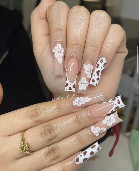 Cow Print Nails With Initial, Nail Ideas Acrylic With Gems, Cow Print Nails With 3d Flowers, Cow Birthday Nails, Nails Acrylic Mexican Theme, Vaquero Nails, Vaquera Nail Ideas, Médium Nails, Nails Vaqueras