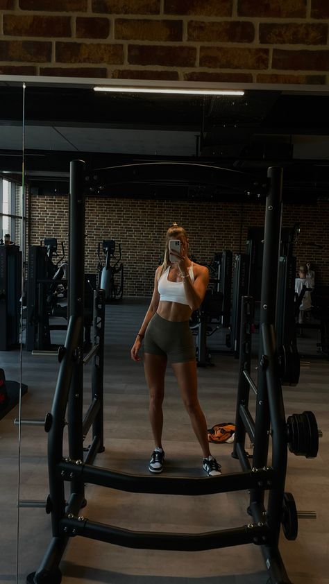 gym, gym aesthetic, gymgirl, outfit, workout outfit, gymfit, ootd, shorts, backless bra, sportsbra, nike dunk low, gymfit inspiration Outfit Inspo Shorts, Gym Outfit Inspo, Backless Bra, Dunks Nike, Gym Fit, 2024 Vision, Gym Women, Nike Dunk, Nike Dunks