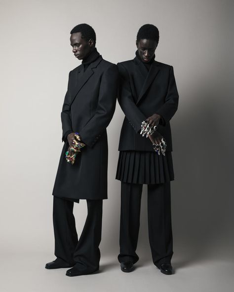 A/W 21/22 - Fashion Feed - WGSN Fashion High Fashion Men, Mens Editorial, Twelfth Night, Black Clothing, Androgynous Fashion, Style Noir, Mens Winter Fashion, Mode Inspo, Fashion Weeks