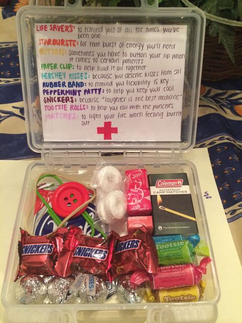 "doctor survival kit"! This was a super cute gift my daughter and I made for my dad who's a doctor. #Silentauctiongiftbasketideas #Giftbasketideasforchristmas #Cheaprafflebasketideas Doctor Survival Kit, Silent Auction Gift Basket Ideas, Kit Gift Ideas, Diy Survival, Survival Kit Gifts, Creative Diy Gifts, Cadeau Diy, Doctor Gifts, Birthday Gifts For Girlfriend