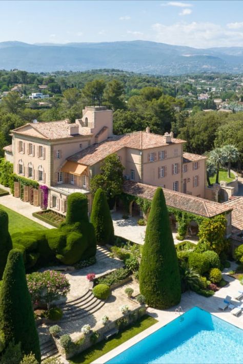 South Of France House, Cool Mansions, Big Mansions, Villa France, French Villa, Beachfront House, French Style Homes, Château Fort, Chateau France