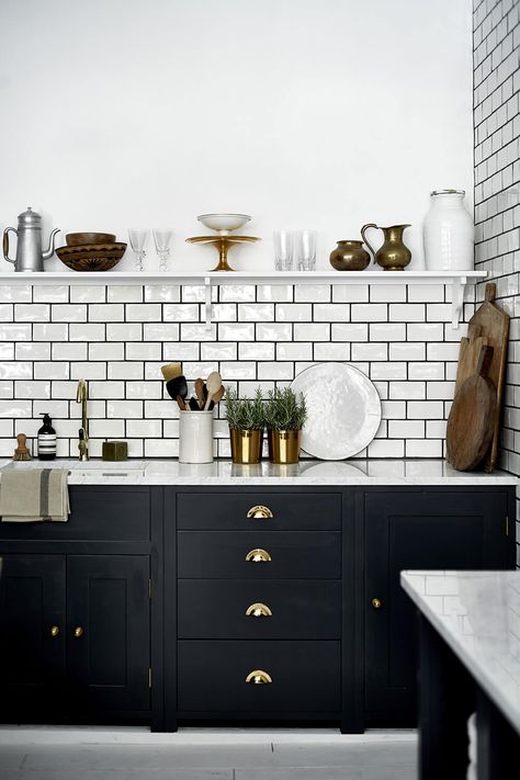 Black Grout, Painted Kitchen Cabinets Colors, Black Kitchen Cabinets, Popular Kitchens, Classic Kitchen, Kitchen Cabinet Colors, Hus Inspiration, Kitchen Trends, Black Cabinets