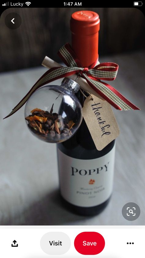 Christmas Gift Bottle Ideas, Bottle Decoration For Christmas, Christmas Bottle Gift, Wine Wrapping Ideas Christmas, Wine Bottle Christmas Gifts, Gift Bottle Wrapping Ideas, Red Wine Gift Ideas, Christmas Gifts With Alcohol, Wine Basket Gift Ideas Christmas