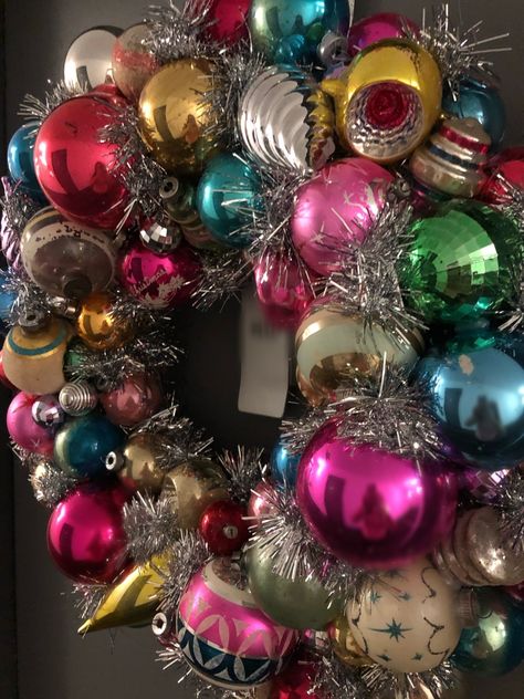 Glass Ornament Wreath, Diy Vintage Wreath, Festive Wreaths Diy, Vintage Ornament Wreath Diy, Diy Tinsel Wreath, Vintage Christmas Ornament Wreath, Diy Antique Christmas Ornaments, Vintage Christmas Wreaths Diy, Vintage Wreath Ideas