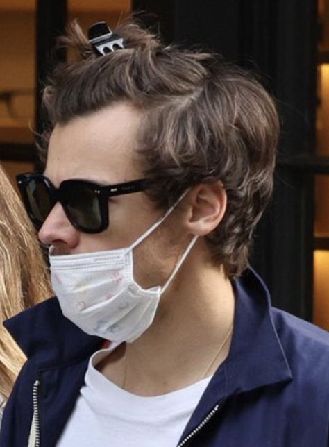 HS Candids on Twitter: "Harry out in London - March 15… " Harry Styles Sunglasses, Perfect Handwriting, Harry 1d, Mr Style, Harry Edward Styles, Edward Styles, Favorite Person, Square Sunglasses Women, Harry Styles