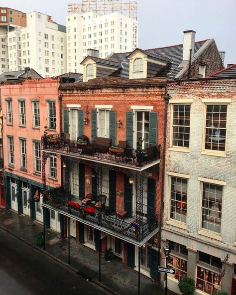 New Orleans Vampire, Magnolia Promenade, New Orleans Apartment, Buildings Art, New Orleans Architecture, Louisiana Travel, New Orleans French Quarter, New Orleans Homes, Vegas Hotel