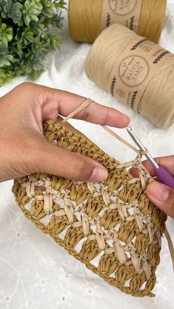 Raffia Crochet, Tote Bag Tutorial, Straw Beach Bag, Crochet Needles, Crochet Tote Bag, Crochet Bags Purses, Raffia Bag, Crochet Stitches Tutorial, Diy Sewing Clothes