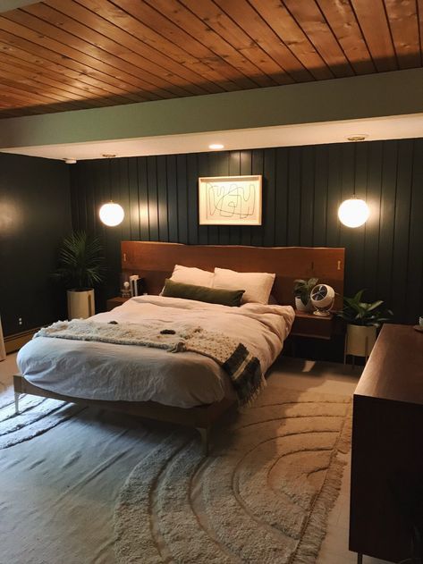 Rustic Mid Century Modern Bedroom, Mid Century Luxury Bedroom, Vintage Masculine Bedroom, Mcm Moody Bedroom, Dark Green Mid Century Bedroom, Moody Midcentury Modern Bedroom, Masculine Mid Century Modern Bedroom, Dark Mid Century Bedroom, Moody Mid Century Bedroom