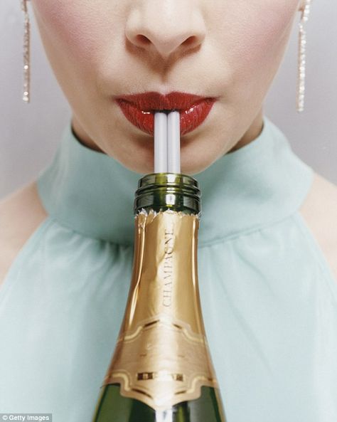 Mode Editorials, Wine Photography, Photographie Inspo, Champagne Bottles, Foto Art, Disco Party, Red Lipstick, Foto Inspiration, Sparkling Wine