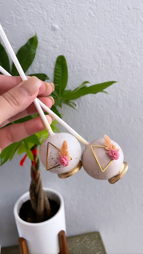 Boho theme cake pops classy luxury cake pops Boho Bridal Shower Cake Pops, Boho Cake Pops Ideas, Cake Pops Boho, Boho Macarons, Boho Cakepops, Boho Cakesicles, Boho Theme Cupcakes, Boho Treats, Boho Desserts