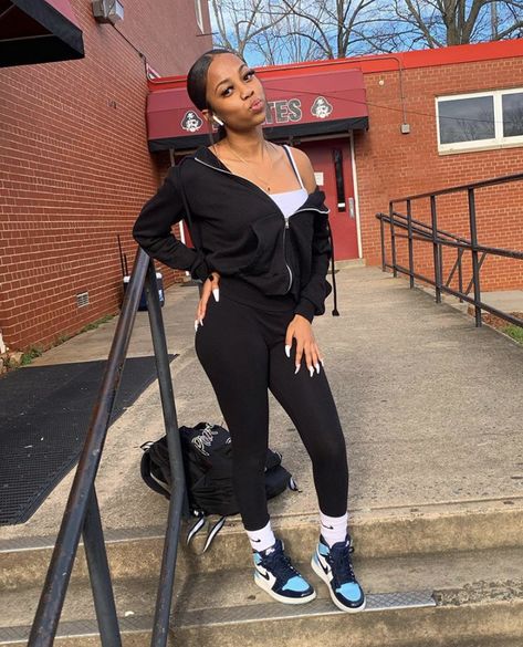 #prettyhairstyles #shoegame #blackgirlshairstyles #blackgirlmagic #baddieoutfits #baddiehairstyles #nailsofinstagram Outfits With Air Jordan 1 Women, Jordan Outfits Womens, Air Jordan 1 Women, Jordan 1 Outfit, Look Legging, Cute Outfits With Leggings, Jordan Outfits, Legging Outfits, Chill Outfits