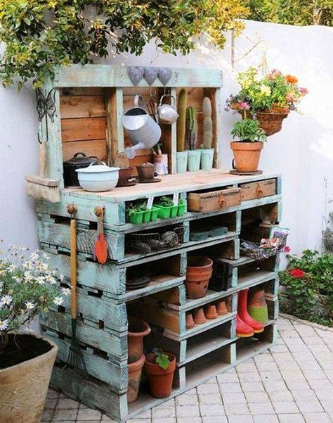 Pallet Garden Table....awesome DIY Pallet Ideas! Pallet Potting Bench, Outdoor Potting Bench, Taman Diy, Jardim Diy, Garden Rustic, Potting Table, نباتات منزلية, Upcycle Garden, Potting Bench