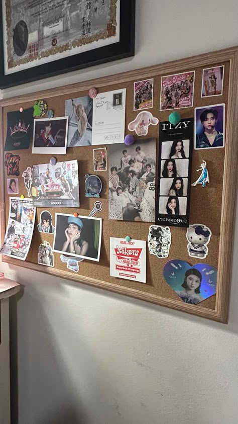 𝐦𝐢𝐧𝐞 ! 𝐝𝐨 𝐧𝐨𝐭 𝐫𝐞𝐩𝐨𝐬𝐭 ! ☆ #corkboard #kpop #corkboardideas Pin Board With Photos, Bulletin Board Picture Ideas, Pinboard Decor Ideas, Pretty Cork Board Ideas, Kpop Cork Board Ideas, Corkboard Wall Ideas, Corkboard Ideas Aesthetic, Bulletin Board Bedroom, Corkboard Collage