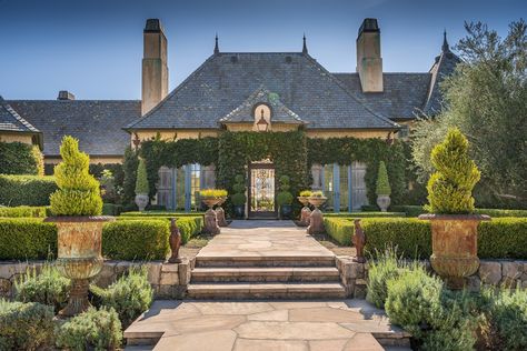 The fairytale estate perched on a mountain crest might just be the crown of Napa Valley with 47 acres and endless vistas to enjoy. Napa Valley Style, Napa Valley Restaurants, Hill Street Blues, French Style Homes, Napa Ca, Entry Gates, Outdoor Entertaining Area, Napa Valley, Maine House