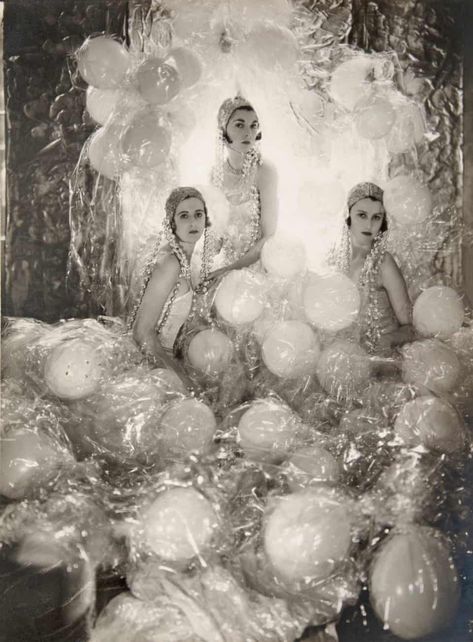 Bright young thing: the early work of Cecil Beaton – in pictures | Art and design | The Guardian Bright Young Things, Cv Inspiration, Alfred Stieglitz, Cecil Beaton, Three Women, Foto Vintage, Oscar Wilde, Cabaret, Mode Vintage