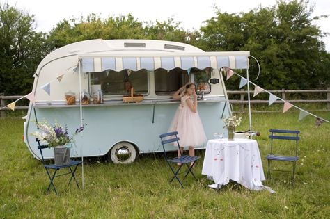 catering trailer...scone mobile!! Coffee Caravan, Mobile Boutiques, Caravan Vintage, Camper Vintage, Caravan Bar, Campervan Ideas, Food Vans, Flying Duck, Caravan Ideas