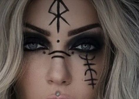 Witch Makeup Easy Simple, Celtic Makeup Female, Nordic Witch Aesthetic, Nordic Face Paint, Celtic Witch Makeup, Medieval Makeup Ideas, Viking Eye Makeup, Halloween Makeup Simple Easy, Skyrim Makeup