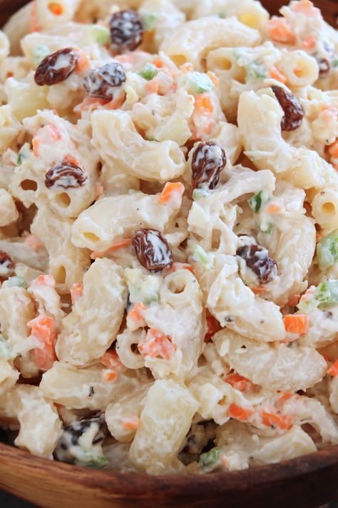 Try this chicken macaroni salad that is loaded with shredded chicken, onions, carrots, and bell peppers and a sweet surprise from raisins and pineapple.| www.foxyfolksy.com #macaroni #salad #chicken #sidedish #snack #pasta #christmas Macaroni Salad Filipino Style, Chicken Macaroni Salad Recipe, Filipino Macaroni Salad, Chicken Macaroni Salad, Chicken Macaroni, Salad Appetizer Cups, Best Macaroni Salad, Easy Macaroni, Salad Chicken