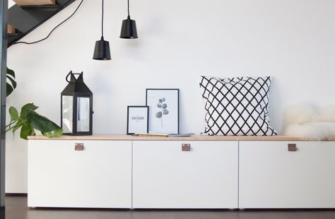 Aaaach, ist das irgendwie schön, dass ich hier und jetzt in diesem Beitrag mal nur über Interior und nicht zwischdurch, zwischendrin und gleichzeitig auch irgendwie über mich schreiben werde. Ich (… Small Space Storage Bedroom, Bedroom Storage For Small Rooms, Ikea Best, Besta Ikea, Bedroom Organization Storage, Above Couch, Small Space Bedroom, Ikea Bedroom, Ikea Besta