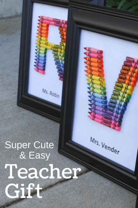 Homemade teacher gifts - How to make a crayon monogram Diy Cadeau Maitresse, Crayon Monogram, Gift Tutorial, Homemade Teacher Gifts, Easy Teacher Gifts, Crayon Gifts, Appreciation Gifts Diy, Teacher Appreciation Gifts Diy, Cute Teacher Gifts