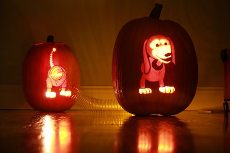 Slinky Dog from Toy Story Halloween Pumpkin (in the dark) Buzz Lightyear Pumpkin Carving, Toy Story Pumpkin Ideas Carving, Buzz Lightyear Pumpkin, Toy Story Pumpkin, Halloween Pumkin Ideas, Pumkin Ideas, Pumpkin Story, Disney Tree, Toy Story Slinky