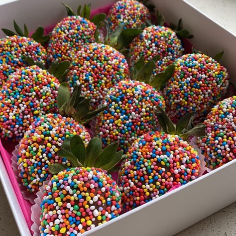 Chocolate Dipped Berries 🍓 on Instagram: “Rainbow stylin 🌈 Box of 12 choc dipped strawberries covered in 100&1000’s ✨😍 You can order yours via link in bio ➡️ • • • •…” Dipped Berries, Apple Cake Pops, Dipped Strawberries, Strawberry Dip, Covered Strawberries, Chocolate Strawberries, Chocolate Covered Strawberries, Chocolate Dipped, Chocolate Covered